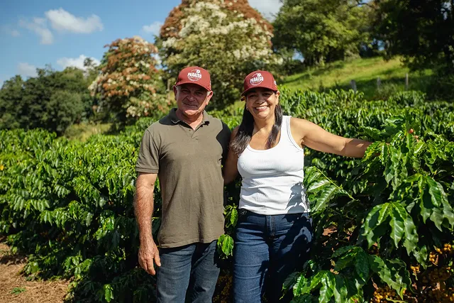 Produtores no terreiro de secagem
